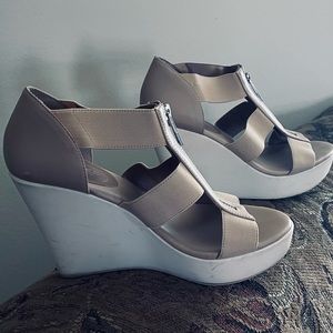 Charles by Charles David black elastic zmooth wedges size 8